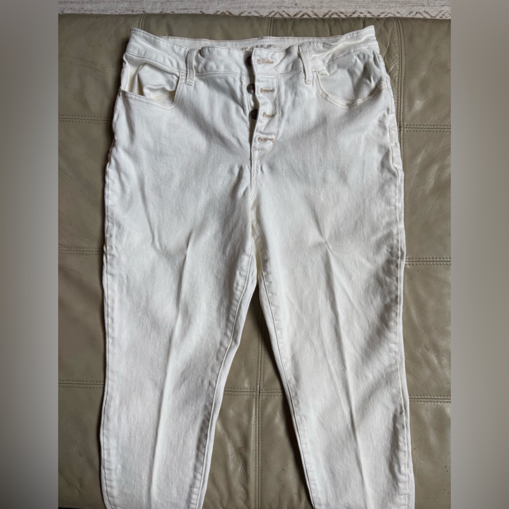 Maurice’s White Denim Cropped Jeans